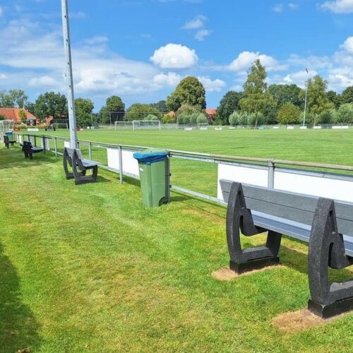 Kunststof parkbank Bonn Govaplast 58 Parkbank model Bonn, ook ideaal langs de lijn bij uw sportvereniging. Deze parkbanken staan bij SGV Schildwolde om hun toeschouwers een heerlijke plek te geven. Massief kunststof, geen rot en geen onderhoud.